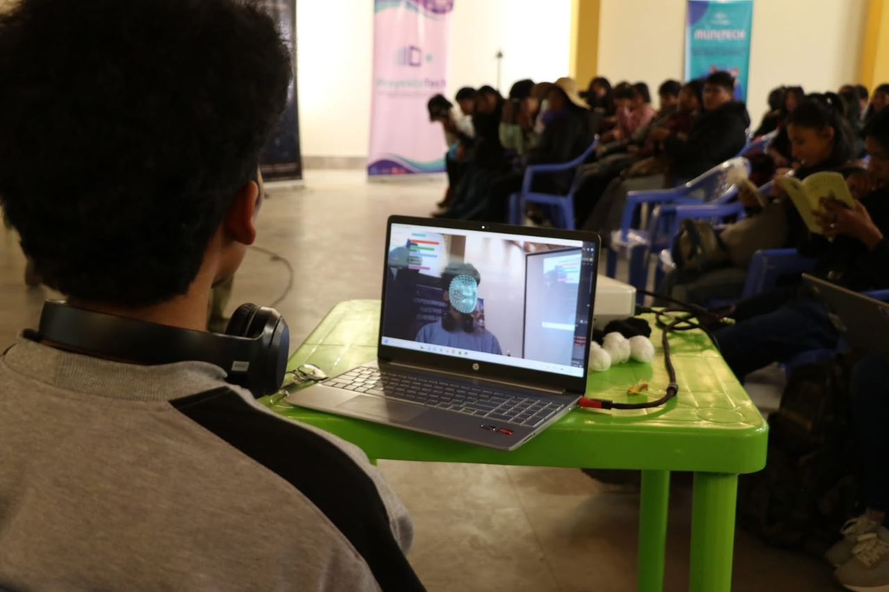 Demostración de reconocimiento facial con IA ante estudiantes