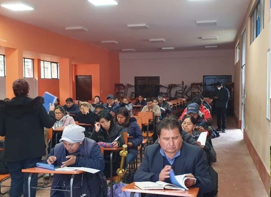 Docentes durante una capacitación de Proyekta Tech en Achocalla