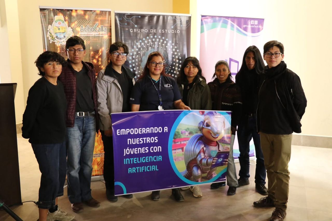 Equipo de Proyekta Tech con participantes de MuniTech