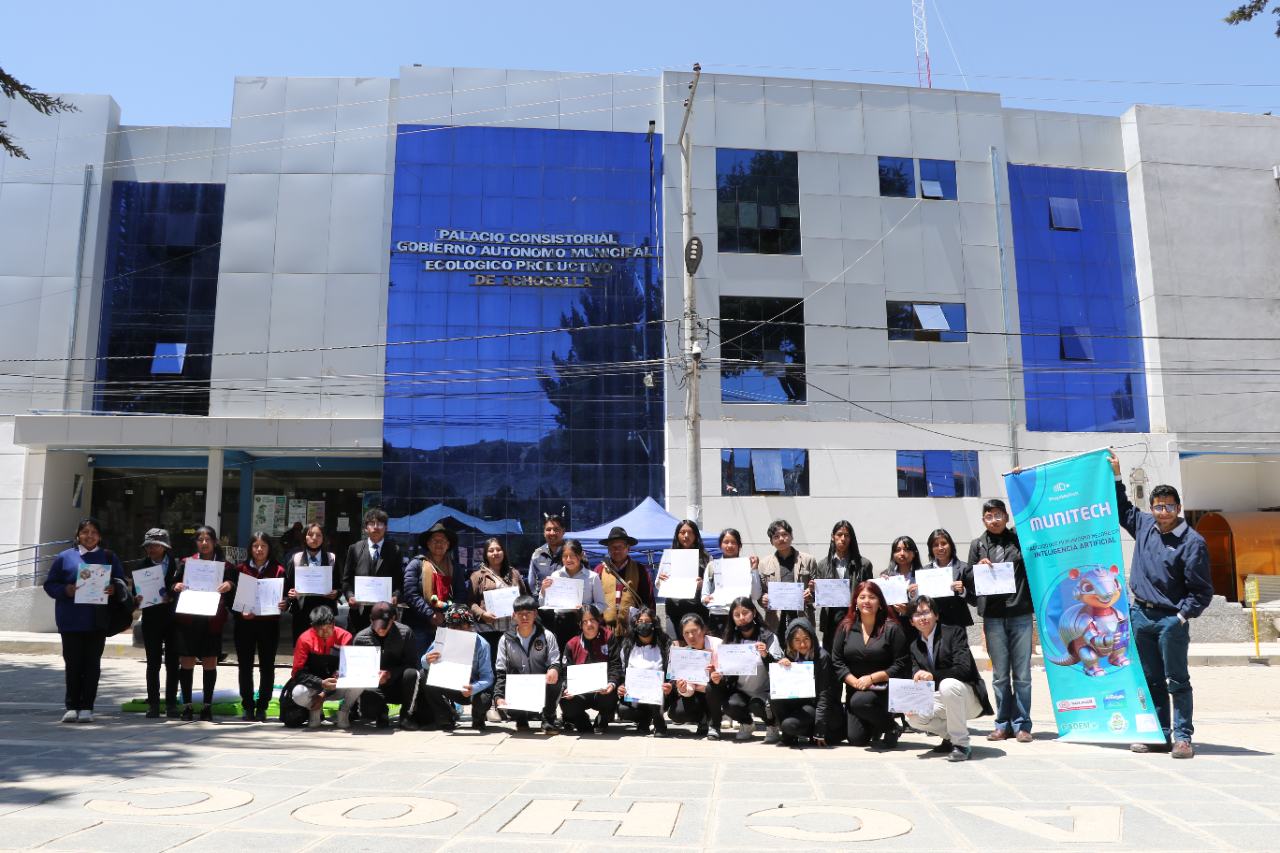 Estudiantes de MuniTech con sus certificados frente al Gobierno Autónomo Municipal de Achocalla